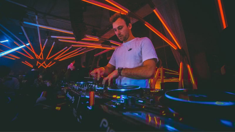 DJ